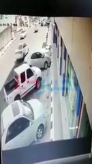 بالفيديو سيارة طائشة تقتحم مركز للتسوق بالسعودية