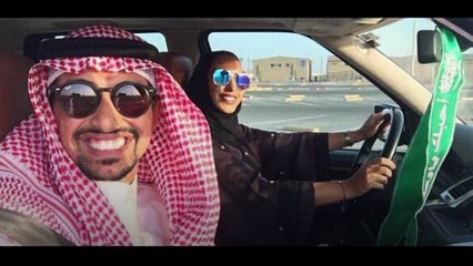 بالصور مواطن سعودي يقوم بتدريب زوجته علي القيادة بعد صدور قرار السماح للمرأة بالقيادة