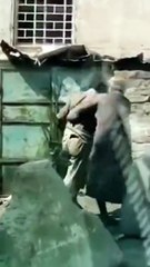 بالفيديو: أب يضرب ابنه والدماء تسيل من رأسه ليجبره على عمل شاق بمكة