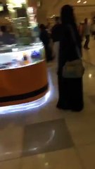 بالفيديو: عراك وطعنات دامية بين شباب سعوديين وحرّاس مول بجازان