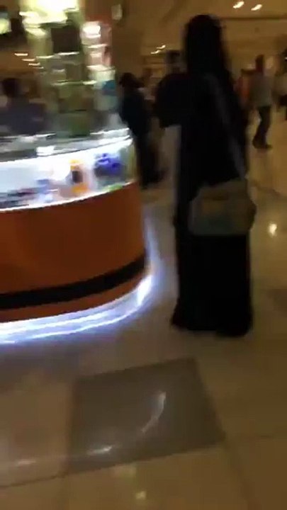 بالفيديو: عراك وطعنات دامية بين شباب سعوديين وحرّاس مول بجازان