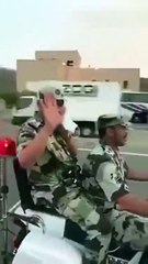 بالفيديو : الفريق الحربي يمتطي دباباً اثناء متابعته لخدمة الحجاج