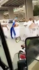 بالفيديو.. "حاج" يرفع هذا العلم ورجال الأمن في ذهول!