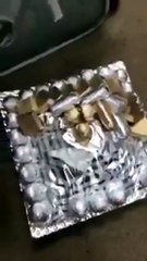 بالفيديو.. سرقة "شوكولاتة" من حقيبة سيدة على متن الطائرة!