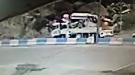 بالفيديو: اصطدام سيارتين ينتج عنهما كارثة بالسعودية.. كما سترون!