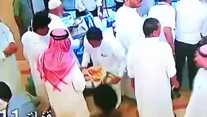 بالفيديو سرقة رجل مسن في احدى مطاعم السعودية