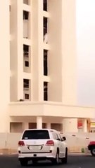 بالفيديو مواطن سعودي يحاول الانتحار من اعلى سطح مستشفي في تبوك