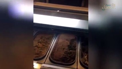 بالفيديو صراصير داخل ثلاجة ايس كريم في محل شهير بالأحساء