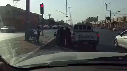 مضاربة عنيفة بين متسولتين في إشارة مرور بالسعودية
