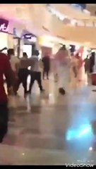 مضاربة بين عدد كبير من الشباب داخل مول تجاري بالسعودية