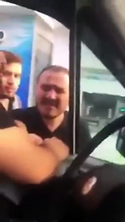 بالفيديو شاب تركي يعتدي علي مواطن سعودي وعائلته اثناء جولتهم السياحية في طرابزون