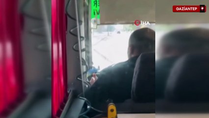 Gaziantep’te otobüs şoförü direksiyon başında video izledi