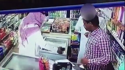 موظف تفتيش يقوم بسرقة محفظة عامل داخل احدي المحلات التجارية بالسعودية