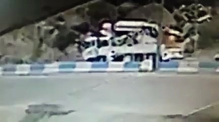 كاميرة مراقبة ترصد تصادم حافلتين تسبب في وفاة شخصين بالسعودية