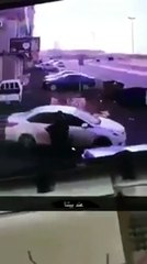 بالفيديو سرقة حقيبة من سيدة سعودية في وضح النهار