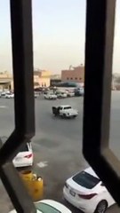 مفحط سعودي يسقط تحت سيارته وينجو من الموت بمعجزة