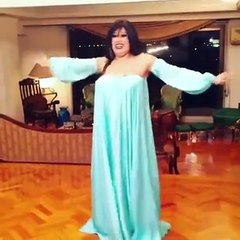 بالفيديو .. فيفي عبده في ألمانيا قريباً وتُشعل "تويتر" بوصلة رقص على أنغام عمرو دياب