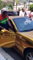 بالفيديو اندهاش المارة في فرنسا من سيارة فيراري مطلية بالذهب يمتلكها امير سعودي