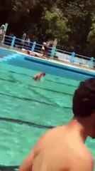 بالفيديو رجل يصلي صلاة العصر داخل مسبح كبير