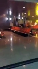 بالفيديو رئيس طيران قطر يقوم بتوصيل المسافرين للمطار بنفسه بعد خلو المطار من المسافرين