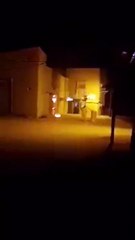 بالفيديو شاب سعودي يقوم بأطفاء حريق فى عداد كهرباء بالماء فيؤدي الى حدوث كارثة