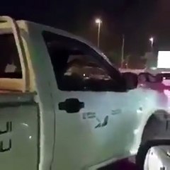 سائق سعودي يسير بسيارته بشكل معكوس في احدى طرق الرياض
