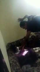 بالفيديو اب سعودي يضرب ابنته وهو تحت تأثير المخدرات