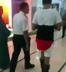 طرد شاب من احد المولات التجارية بالسعودية بسبب ملابسه الغريبة