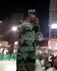 بالفيديو رجل أمن‬ في المسجد الحرام‬ يتعامل مع المعتمرين بلطف ويخاطبهم بعدة لغات
