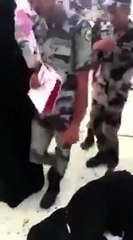 مجموعة من السيدات بالسعودية تعايد على رجال الامن في الحرم المكي