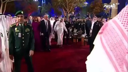 بالفيديو ميلانيا ترامب تندهش من أداء الرئيس الأميركي للعرضة السعودية