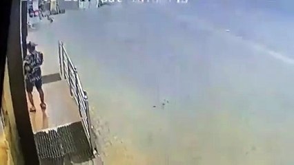 شابين يقومو بالسطو على محل سوبر ماركت بالسعودية