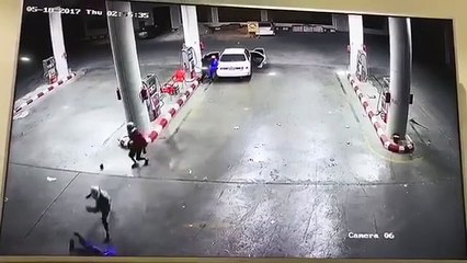بالفيديو سطو مسلح على محطة وقود بالسعودية وملاحقة العمال والاعتداء عليهم