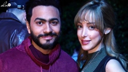 على خطى أديل.. تامر حسني يقبّل يد معجبته المحجبة بالمغرب