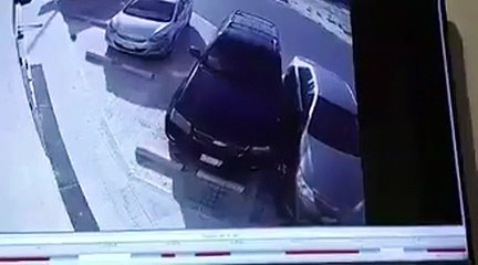 بالفيديو شاب سعودي يتعلم القيادة يحاول الخروج بسيارته من الموقف تنتهي بتحطم السيارة