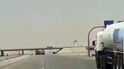 بالفيديو تهور سائقي الشاحنات على طريق الرياض يهدد بوقوع كارثة