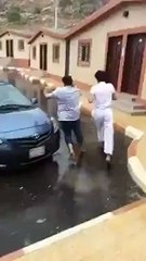 بالفيديو صاعقة كادت ان تصيب شابين سعوديين بسبب الامطار