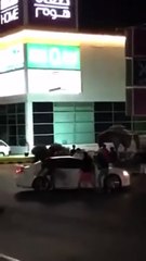 بالفيديو مضاربة دامية بالكويت بين عدد كبير من الشباب