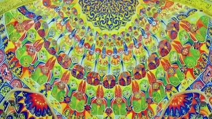 بالفيديو فنان يرسم لوحات دينية بماء زمزم