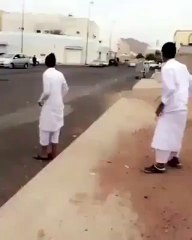 تهور مفحط اثناء ممارسته التفحيط كاد ان يتسبب فى كارثة