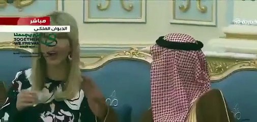 بالفيديو إيفانكا ترمب تستمع لشرح الامير مقرن  حول كيفية تناول القهوة العربي