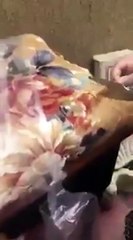 بالفيديو خادمة تقوم بسرقة  مبالغ مالية وجوال وتخفيها بطريقة مبتكرة بالسعودية