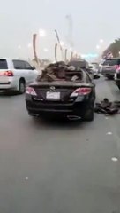 بالفيديو سقوط نخلة على سيارة بطريق الملك عبدالله بالرياض بسبب الرياح الشديدة