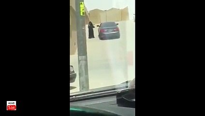 بالفيديو صاحب سيارة يقبل فتاة بالشارع فى الرياض