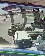 بالفيديو سيارة مسرعة تشعل النيران بمحطة وقود بالسعودية