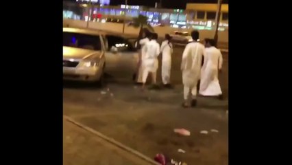 بالفيديو شباب يتحرشون بفتاة امام احد المولات بتبوك