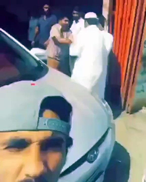 شاهد: شاب سعودي يوثق مضاربة بين مواطن ووافد ويث...