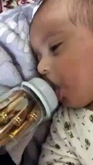 أب يضع في فم رضيعته طلقات نارية