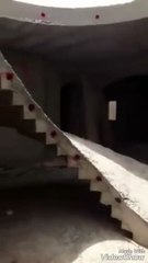 بالفيديو.. مقاول مصري يثير الجدل بسبب الدرج المقلوب ومالكه السعودي يوضح حقيقة ما فعله