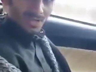 بالفيديو قرد يهاجم شاب بالطائف حاول الامساك بقرد اخر